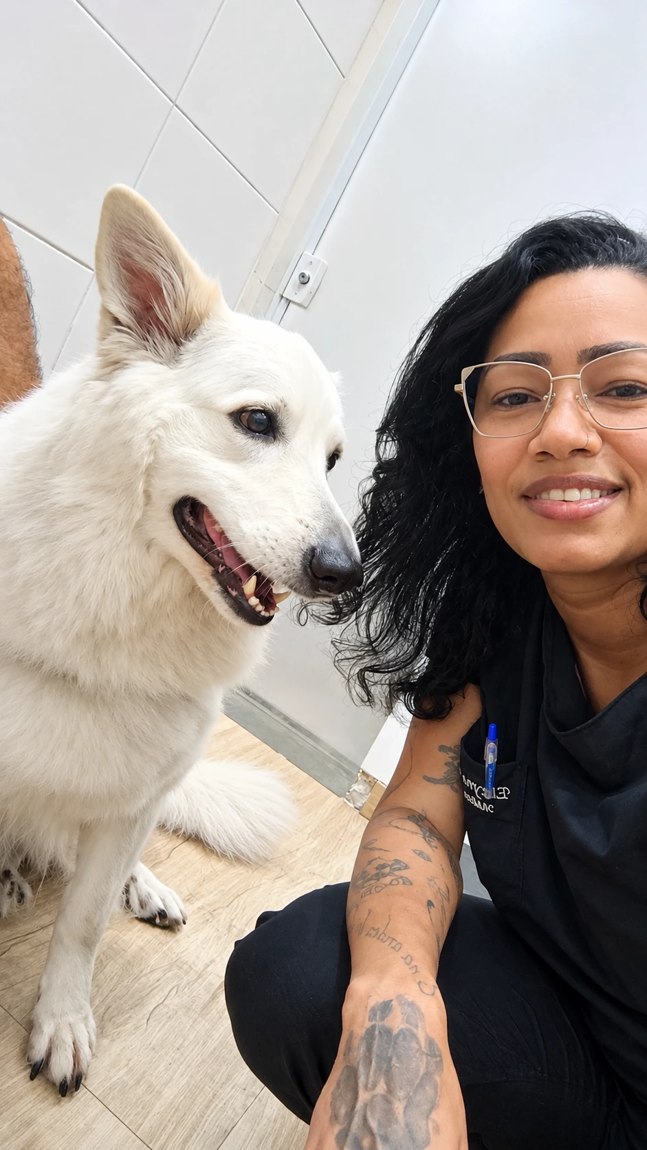 Dra. Elayne ao lado de um cão branco