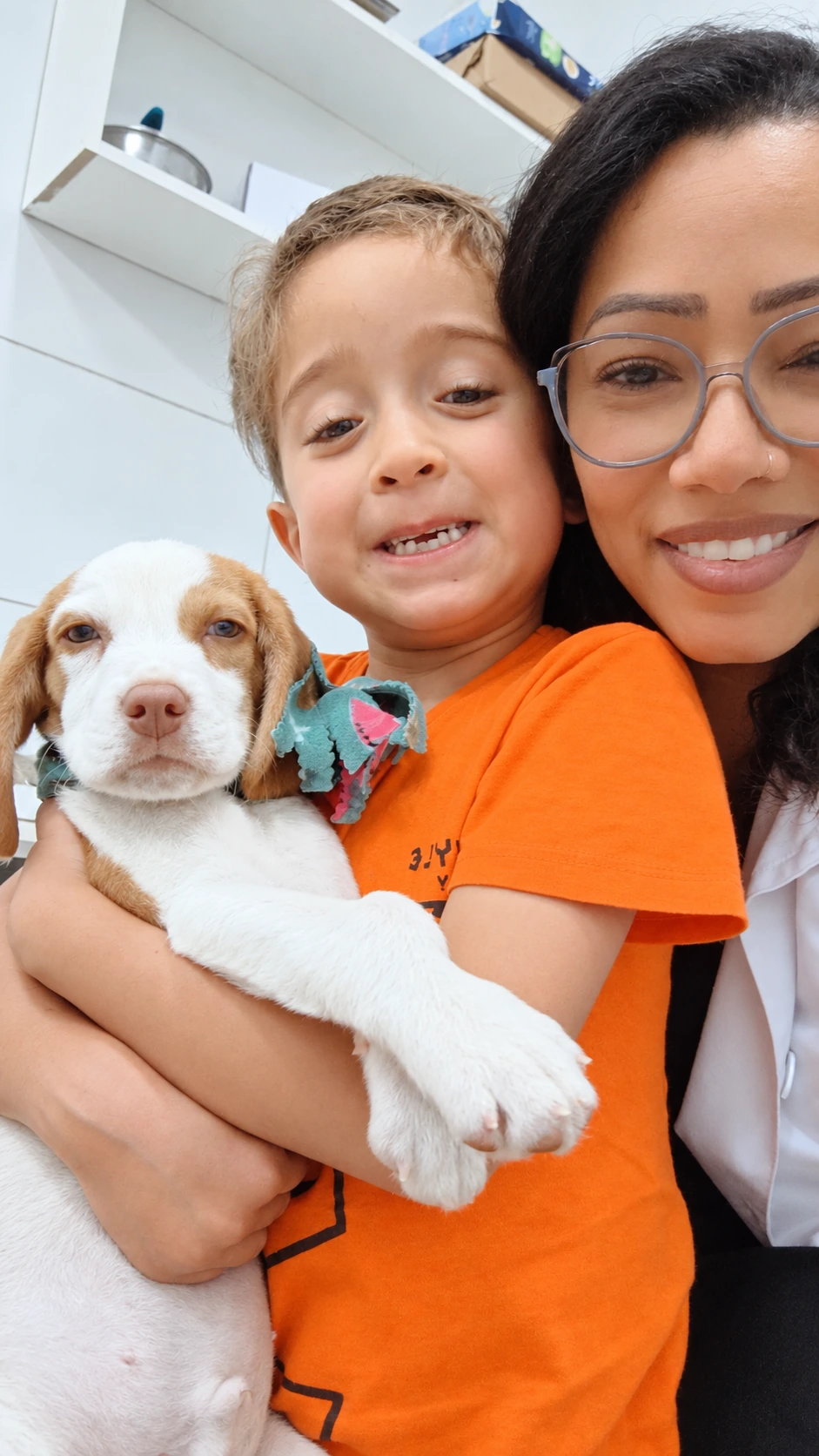 Dra. Elayne com uma criança segurando um filhote