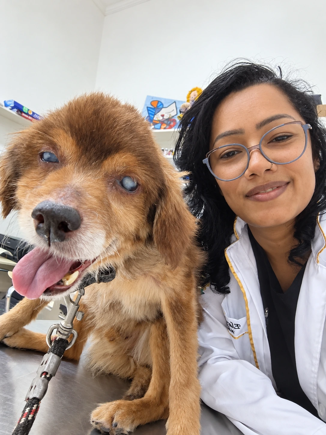 Dra. Elayne ao lado de um cão marrom